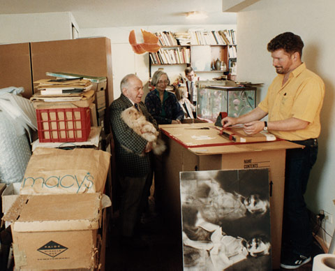 Garis Webberis, pakuojantis kolekciją iš Vogelių namų Vašingtone ir Jack'as Cowart'as fone, 1992 m. Fotografijos aut. John'as Dominis